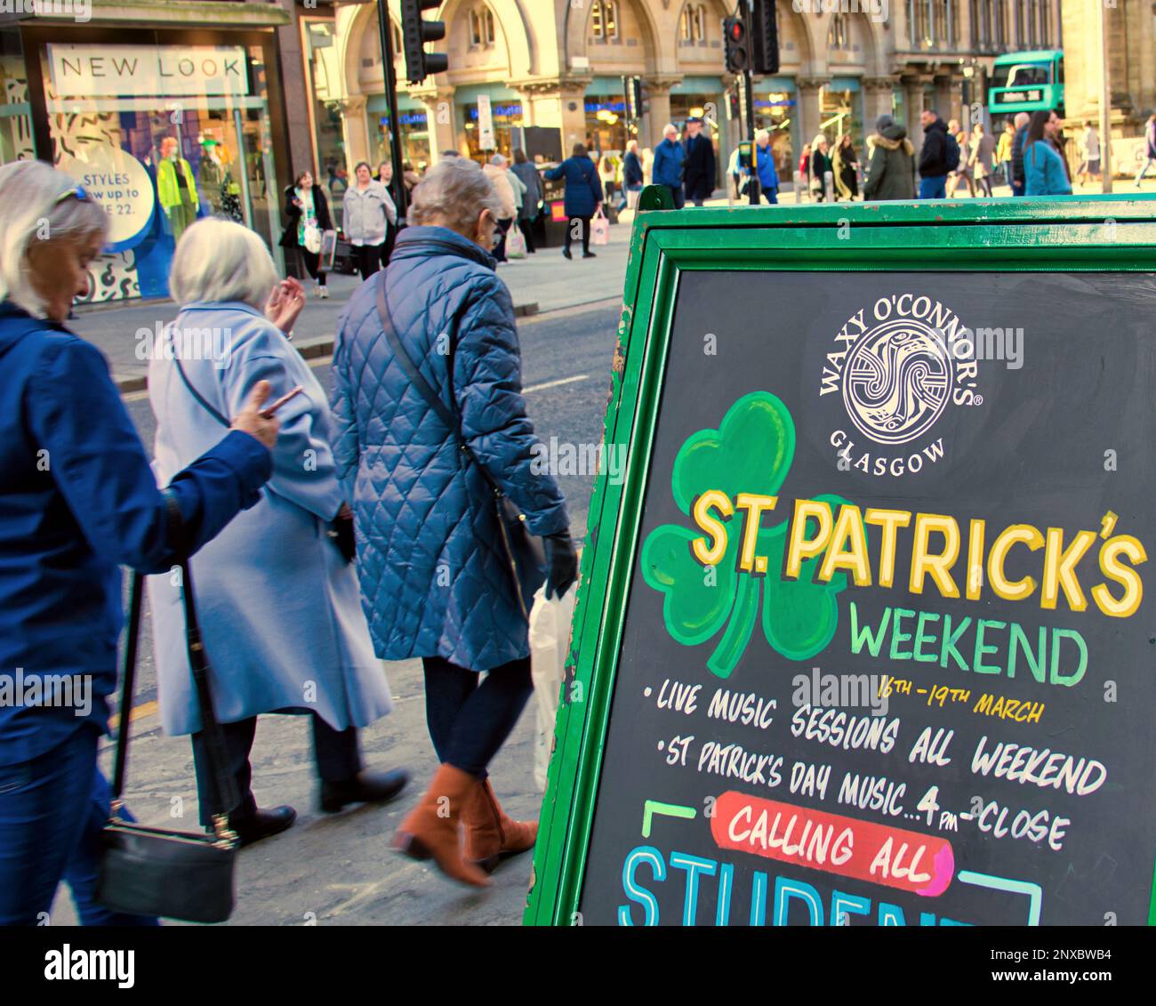 Glasgow, Scotland, UK 1st March, 2023. UK Weather:   First day of spring saw sunshine as locals took to the streets of the city. St Patricks day still to look forward too in the divided city.  Credit Gerard Ferry/Alamy Live News Stock Photo