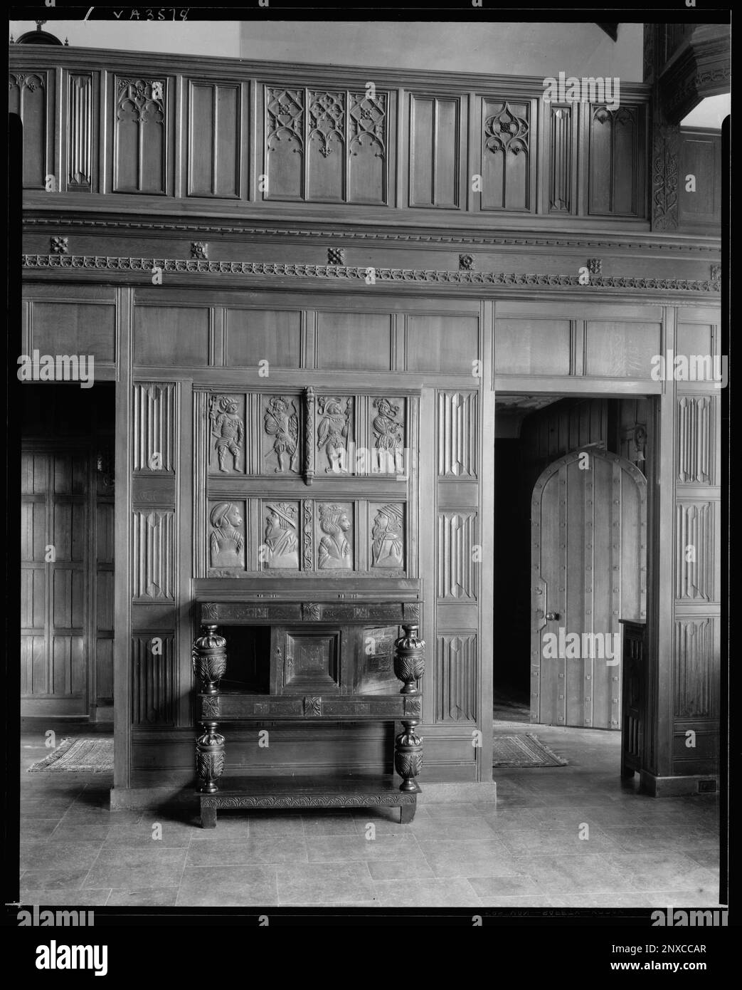 Agecroft Hall, Richmond, Henrico County, Virginia. Carnegie Survey of the Architecture of the South. United States  Virginia  Henrico County  Richmond, Doors & doorways, Paneling, Woodwork, Interiors. Stock Photo