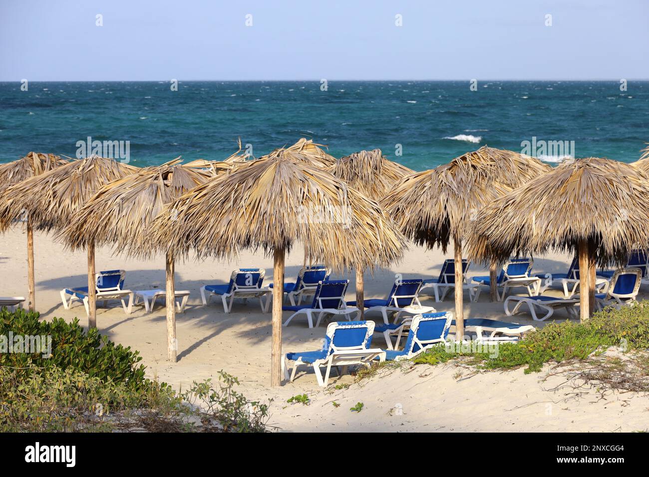 Empty sandy beach ocean waves hi-res stock photography and images - Alamy