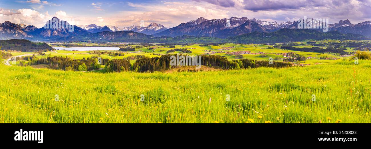 Panorama Landschaft in Bayern mit Berge und See im Allgäu Stock Photo