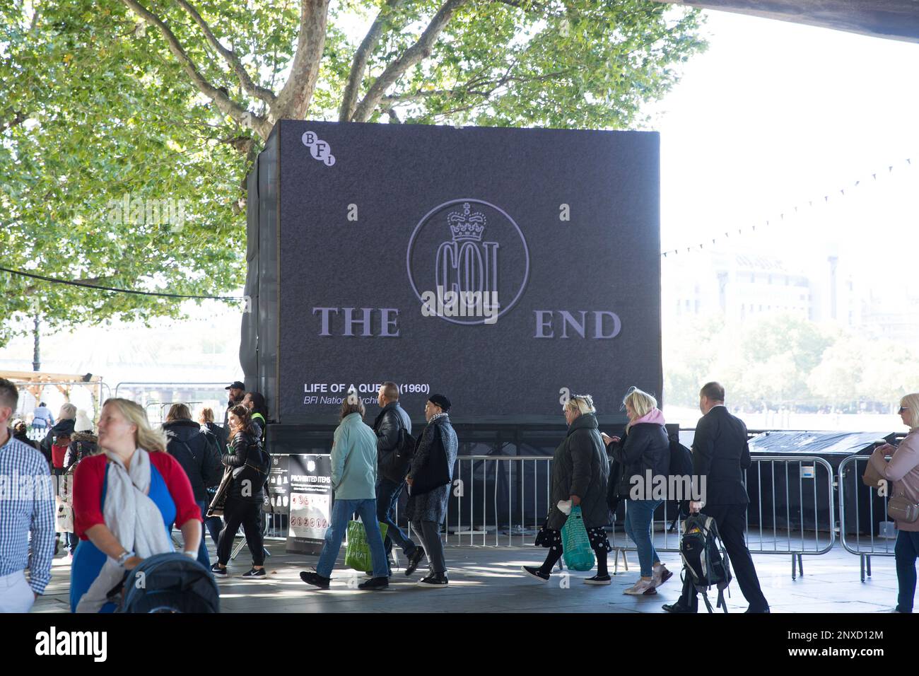 People queue and wait for the lying-in-state to pay their respects to ...