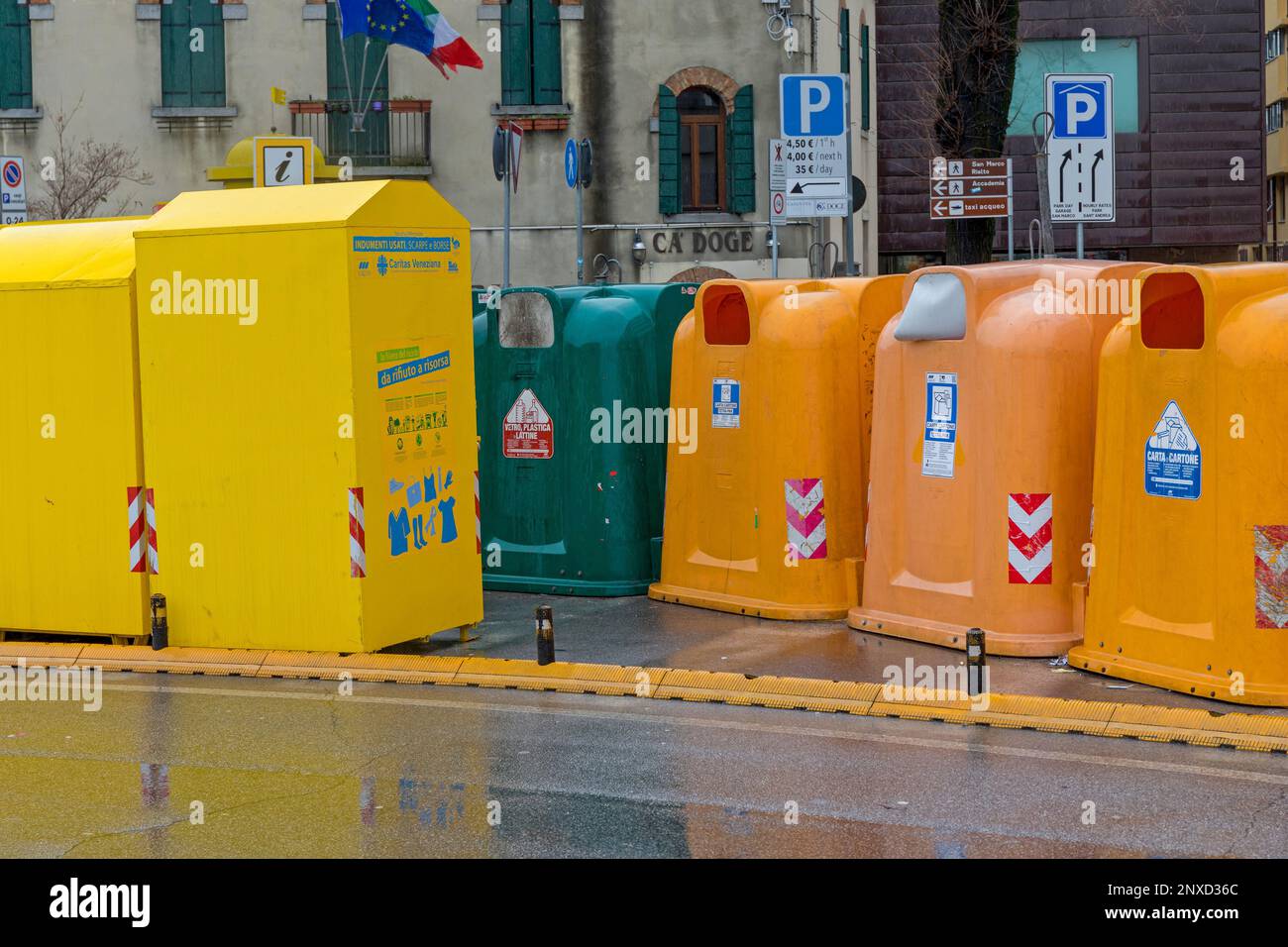 Garbage bin italy hi-res stock photography and images - Alamy