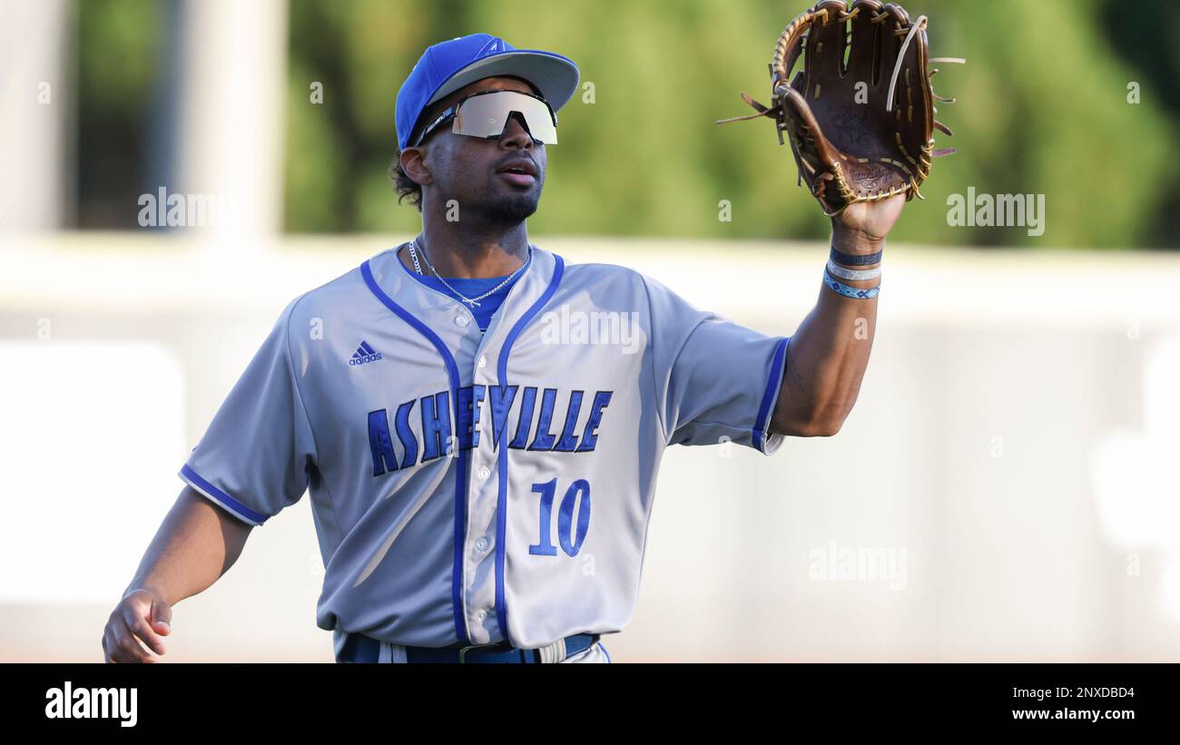 UNC Asheville outfielder Robbie Burnett throws before an NCAA baseball game  against Charlotte on Tuesday, Feb. 28, 2023, in Charlotte, N.C. (AP  Photo/Nell Redmond Stock Photo - Alamy