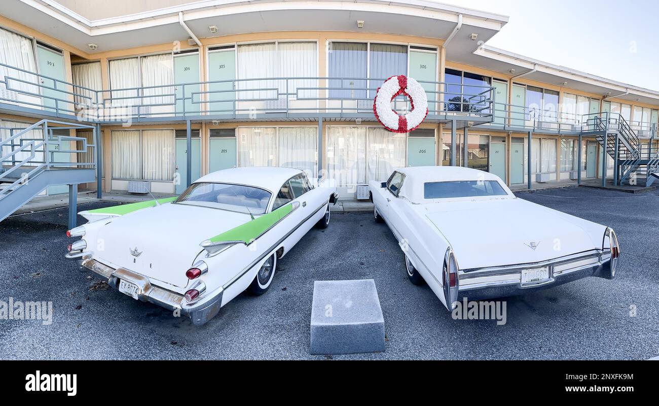 Exterior of The Lorraine Motel, National Civil Rights Museum, Memphis Tennessee. showing two white period Cadillacs parked under MLK room Stock Photo