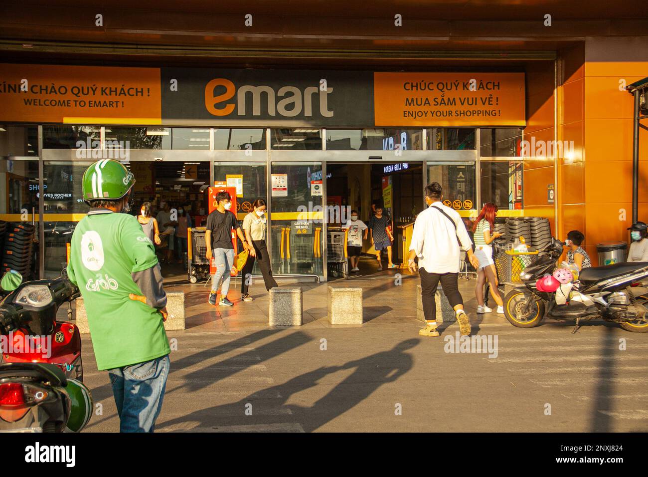 peoples outside supermarket Stock Photo Alamy