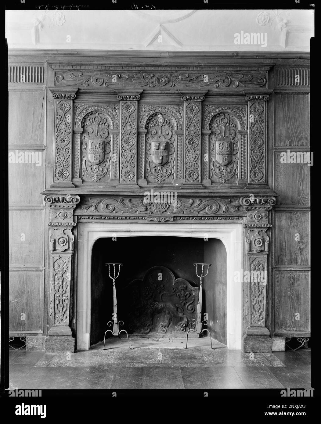 Virginia House, Withdrawing Room, Richmond, Henrico County, Virginia. Carnegie Survey of the Architecture of the South. United States  Virginia  Henrico County  Richmond, Andirons, Fireplaces, Overmantels, Woodwork. Stock Photo