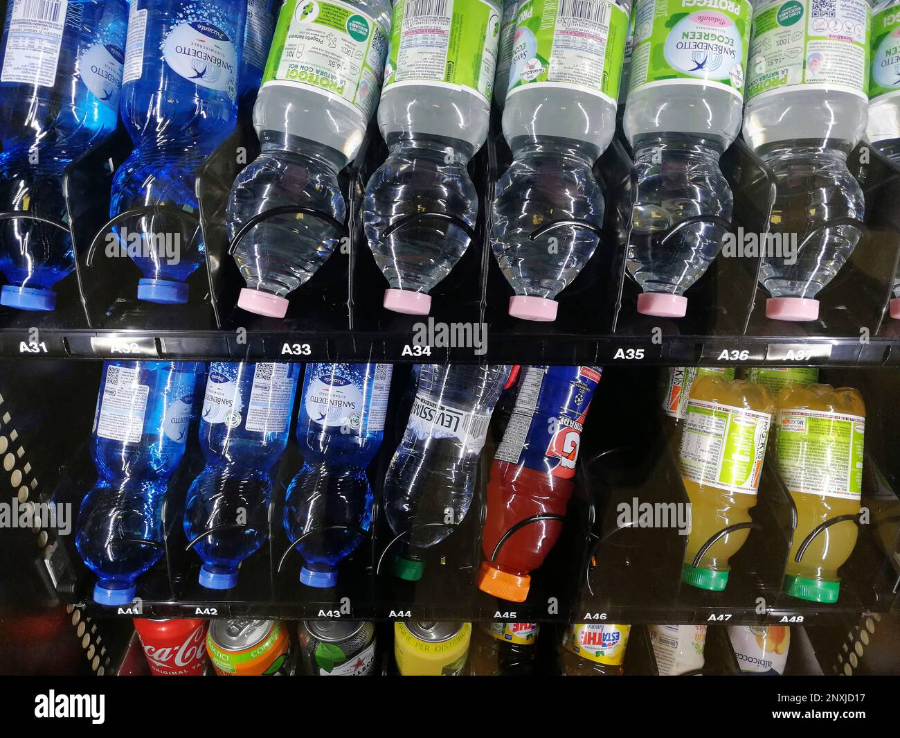 vending machine for drinks Stock Photo Alamy