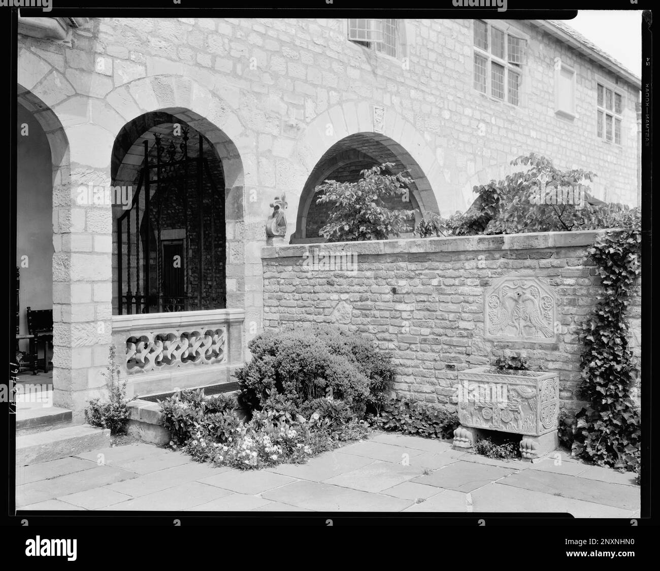 Virginia House, Richmond, Henrico County, Virginia. Carnegie Survey of the Architecture of the South. United States  Virginia  Henrico County  Richmond, Plant containers, Garden walls, Brickwork, Mansions. Stock Photo