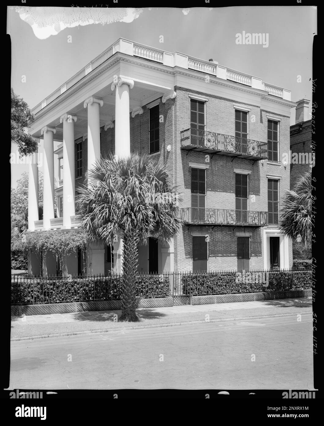 William Roper House, 9 East Battery, Charleston, Charleston County, South Carolina. Carnegie Survey of the Architecture of the South. United States  South Carolina  Charleston County  Charleston, Balconies, Brickwork, Capitals , Columns, Dwellings, Fences, Hedges , Plants, Palms, Vines. Stock Photo