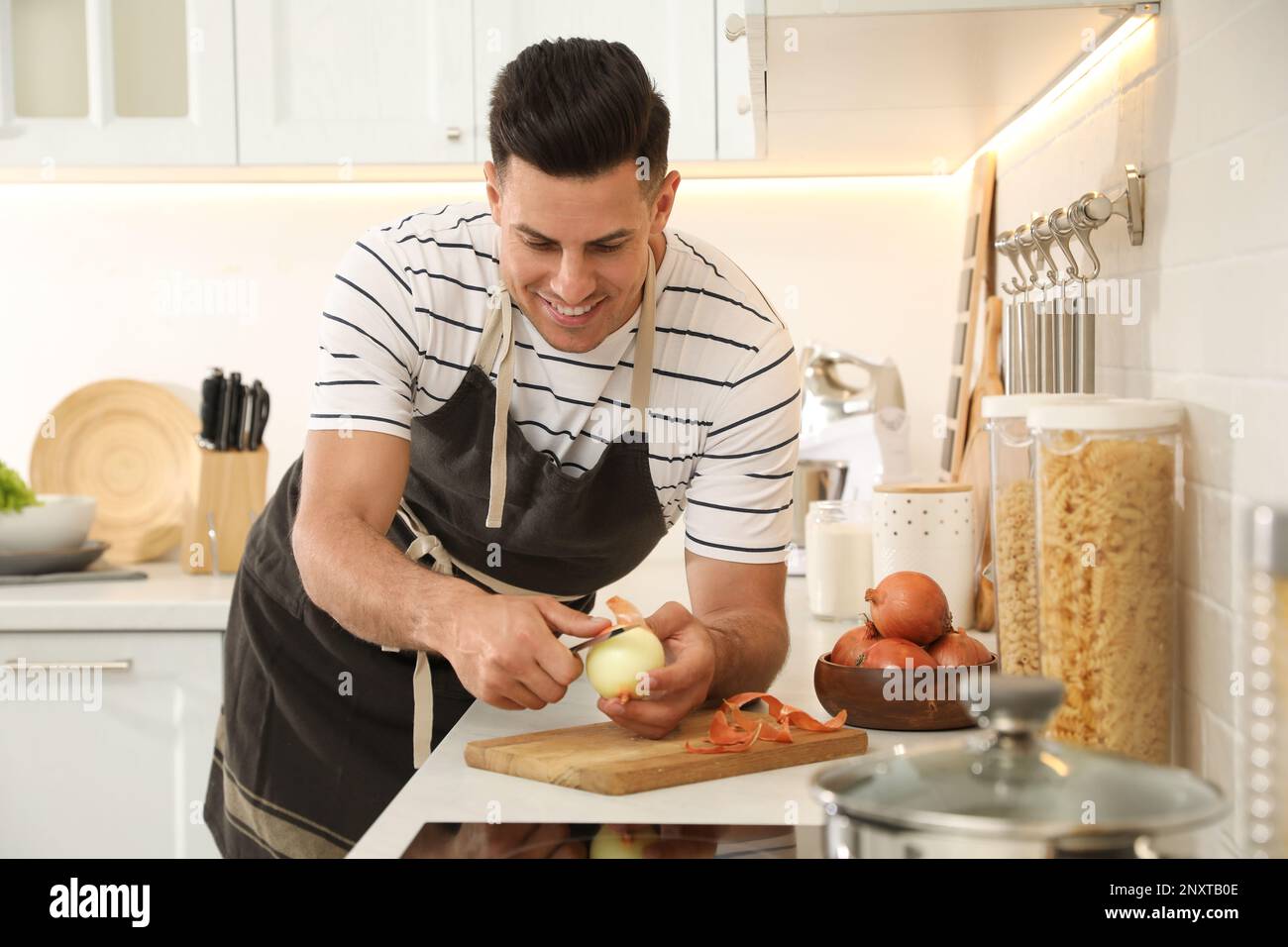 Man peeling onion hi-res stock photography and images - Alamy
