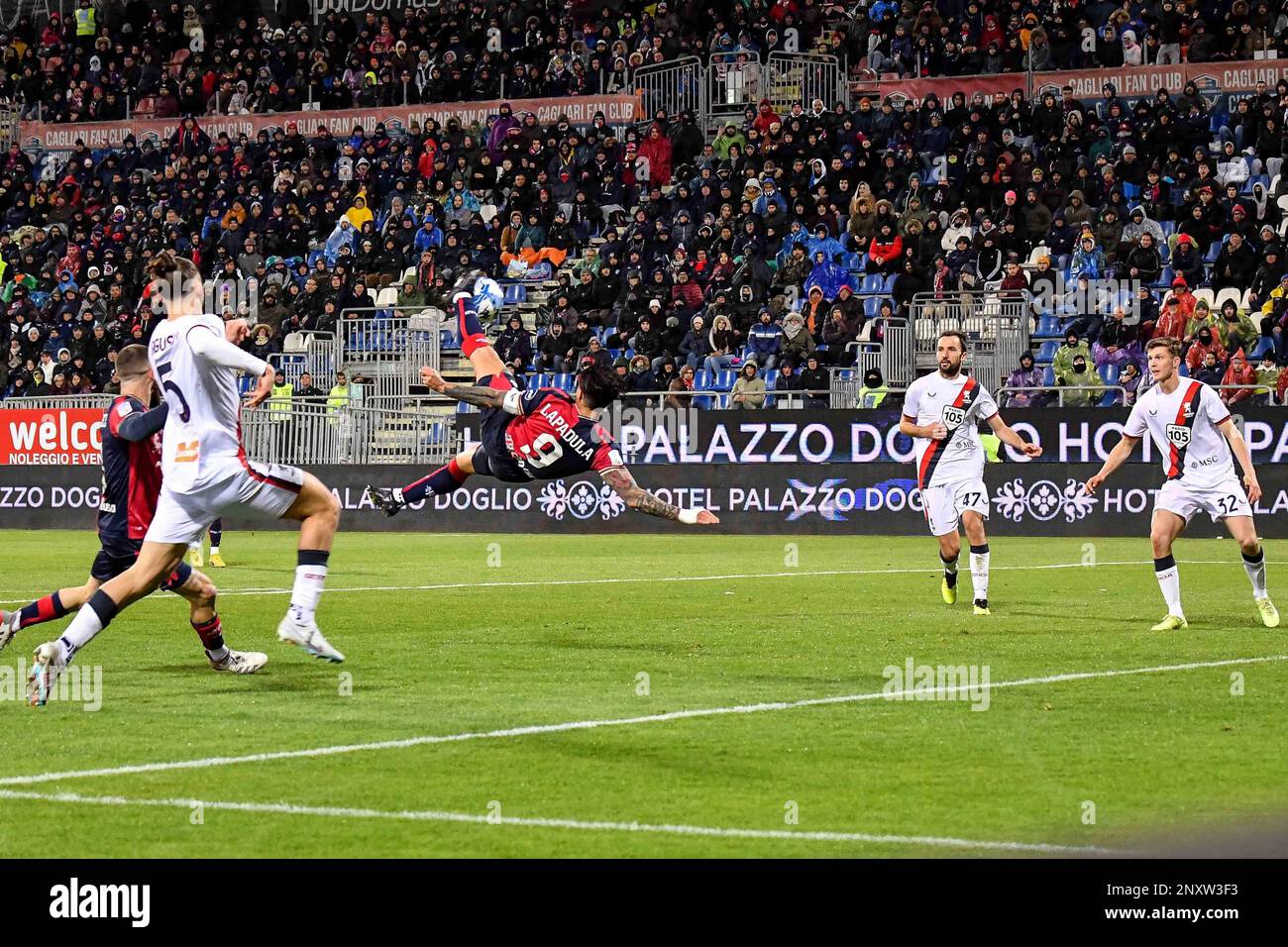 Schizzo Vettoriale Di Un Campo Da Calcio Con Elementi In Stile Doodle In Un  Ambiente Da Stadio Di Calcio, Disegno Di Calcio, Disegno Di Calcio, Disegno  Del Campo Di Calcio Immagine di, image size:1300x956