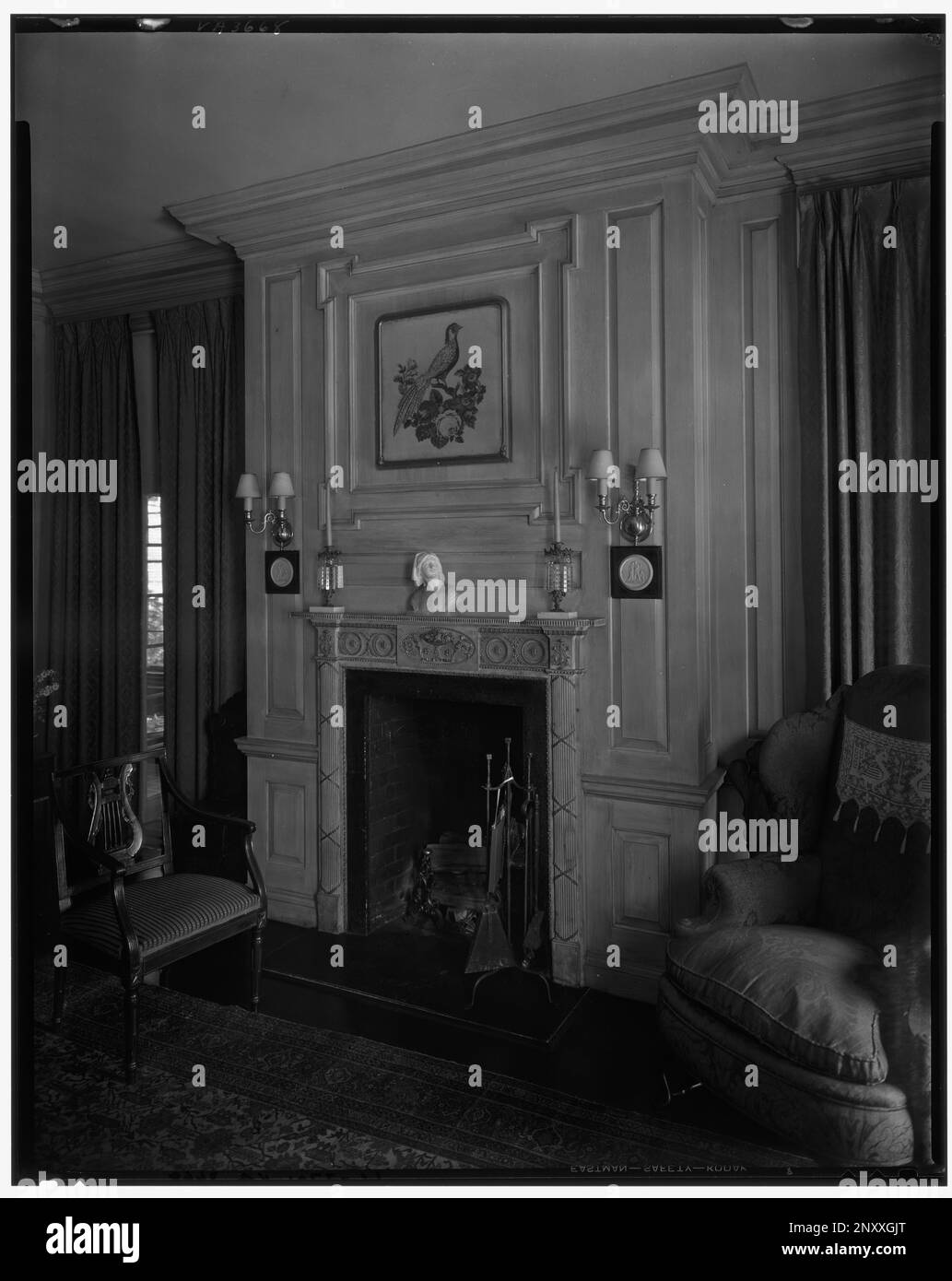 1800 Monument Avenue, Richmond, Henrico County, Virginia. Carnegie Survey of the Architecture of the South. United States  Virginia  Henrico County  Richmond, Fireplaces, Decorative arts, Paneling, Interiors. Stock Photo