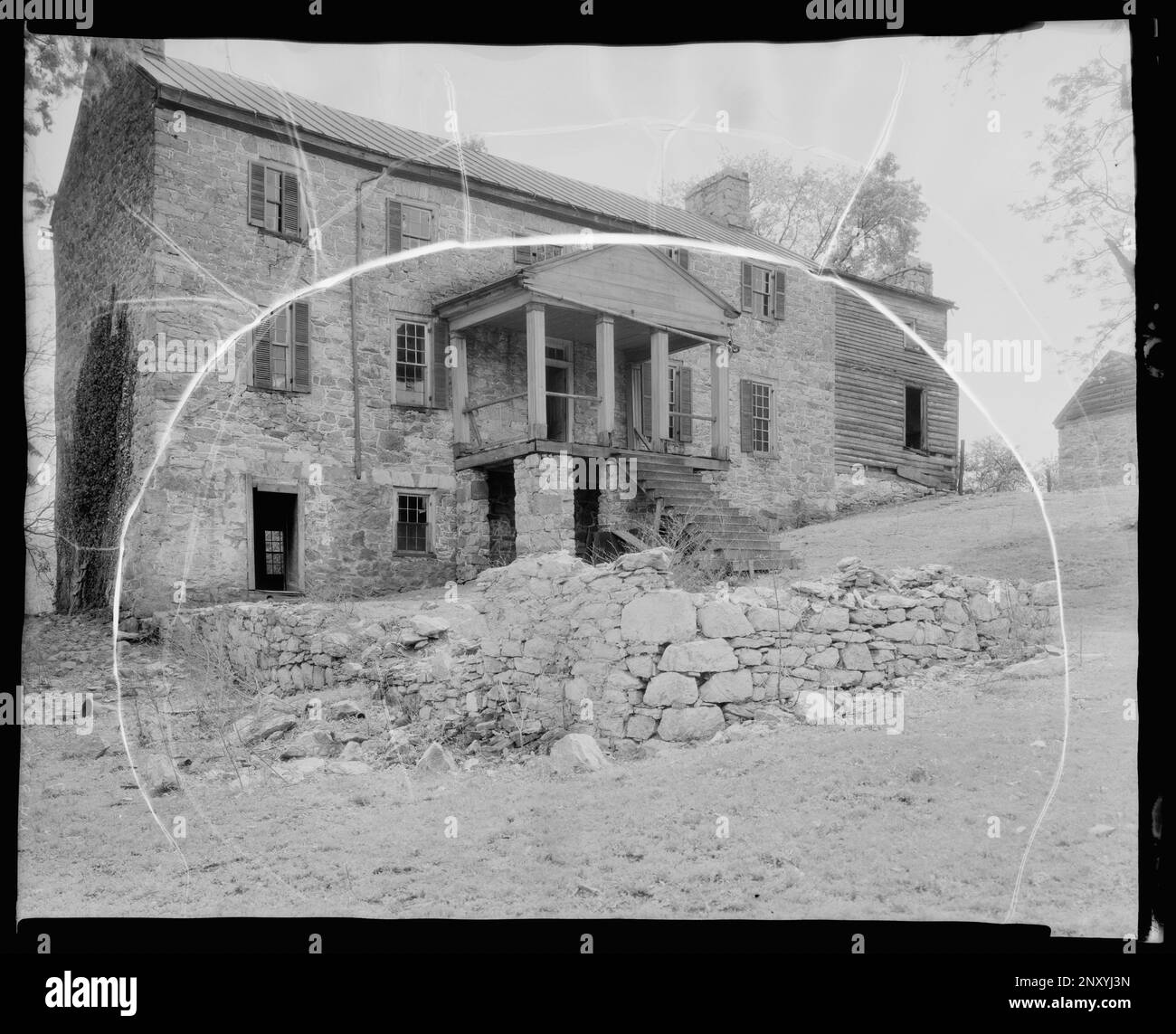 Stone House and Quarters, Berryville vic., Clarke County, Virginia. Carnegie Survey of the Architecture of the South. United States  Virginia  Clarke County  Berryville vic, Porches, Stone walls, Ruins, Stone buildings, Houses. Stock Photo