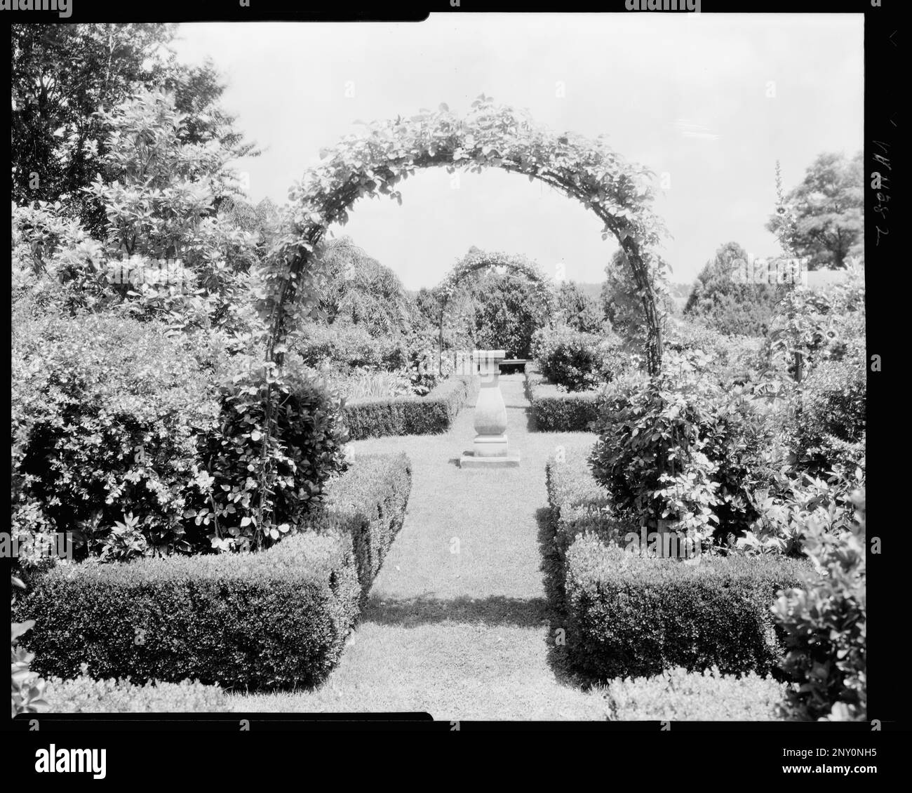 Oatlands, Leesburg vic., Loudoun County, Virginia. Carnegie Survey of the Architecture of the South. United States  Virginia  Loudoun County  Leesburg vic, Arbors , Bowers, Gardens, Estates. Stock Photo