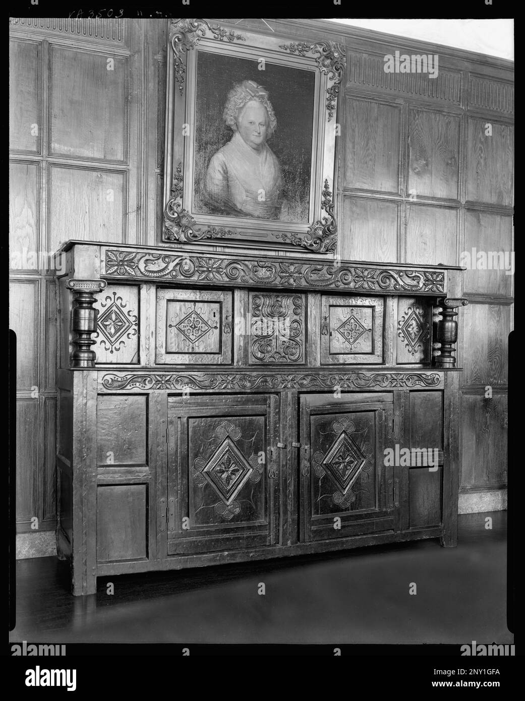 Virginia House, Richmond, Henrico County, Virginia. Carnegie Survey of the Architecture of the South. United States  Virginia  Henrico County  Richmond, Storage furniture, Woodwork, Decorative arts, Paneling. Stock Photo