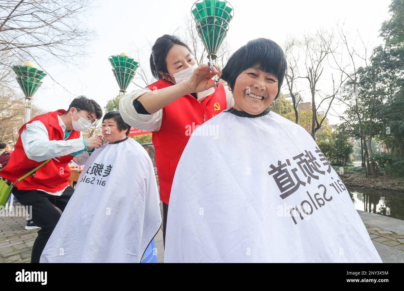 HUZHOU, CHINA - MARCH  2, 2023 - Volunteers cut hair for residents in Wuyang Community, Wuyang Street, Deqing County, Huzhou city, East China's Zhejia Stock Photo