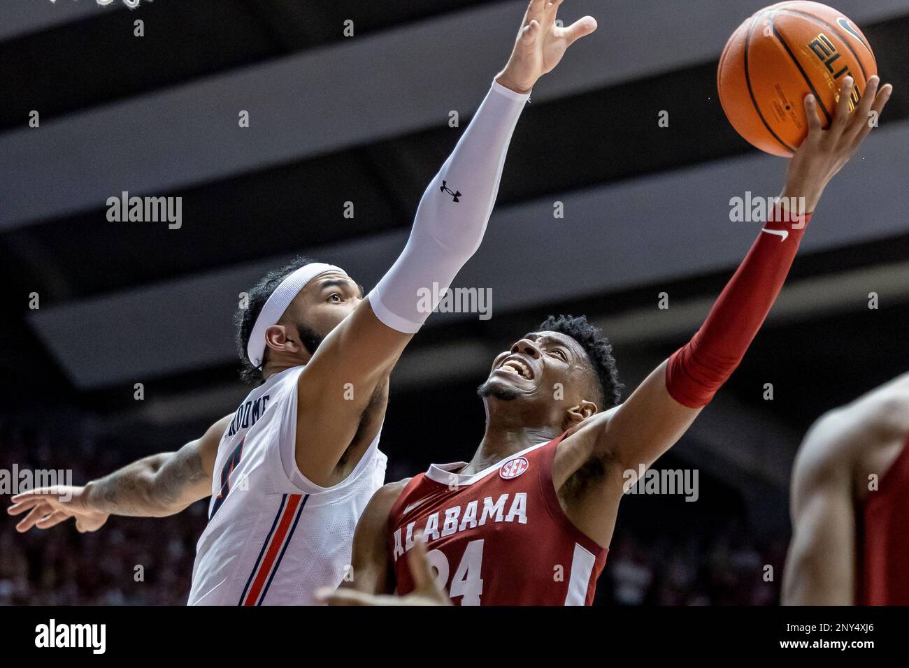 Auburn forward Johni Broome (4) goes for a block as Alabama forward