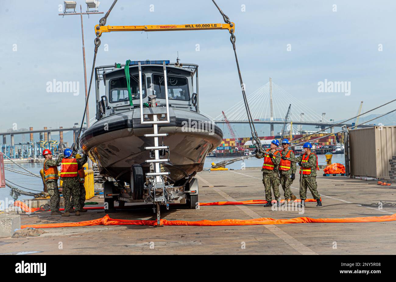 220112-N-NT795-941 LONG BEACH, Calif. (Jan. 12, 2022) Sailors assigned to Maritime Expeditionary Security Squadron (MSRON) 11 and Navy Cargo Handling Battalion (NCHB) 14 conduct a lifting configuration for a 34-foot Sea Arc patrol boat during a lift on-lift off (LO-LO) training aboard SS Cape Inscription (T-AKR-5076) in the Port of Long Beach, Calif., Jan. 12. NCHB delivers expeditionary logistics capabilities with mobilization-ready Navy Reserve Force Sailors and equipment to combatant commanders in support of the national military strategy critical for peacekeeping, crisis response, humanita Stock Photo