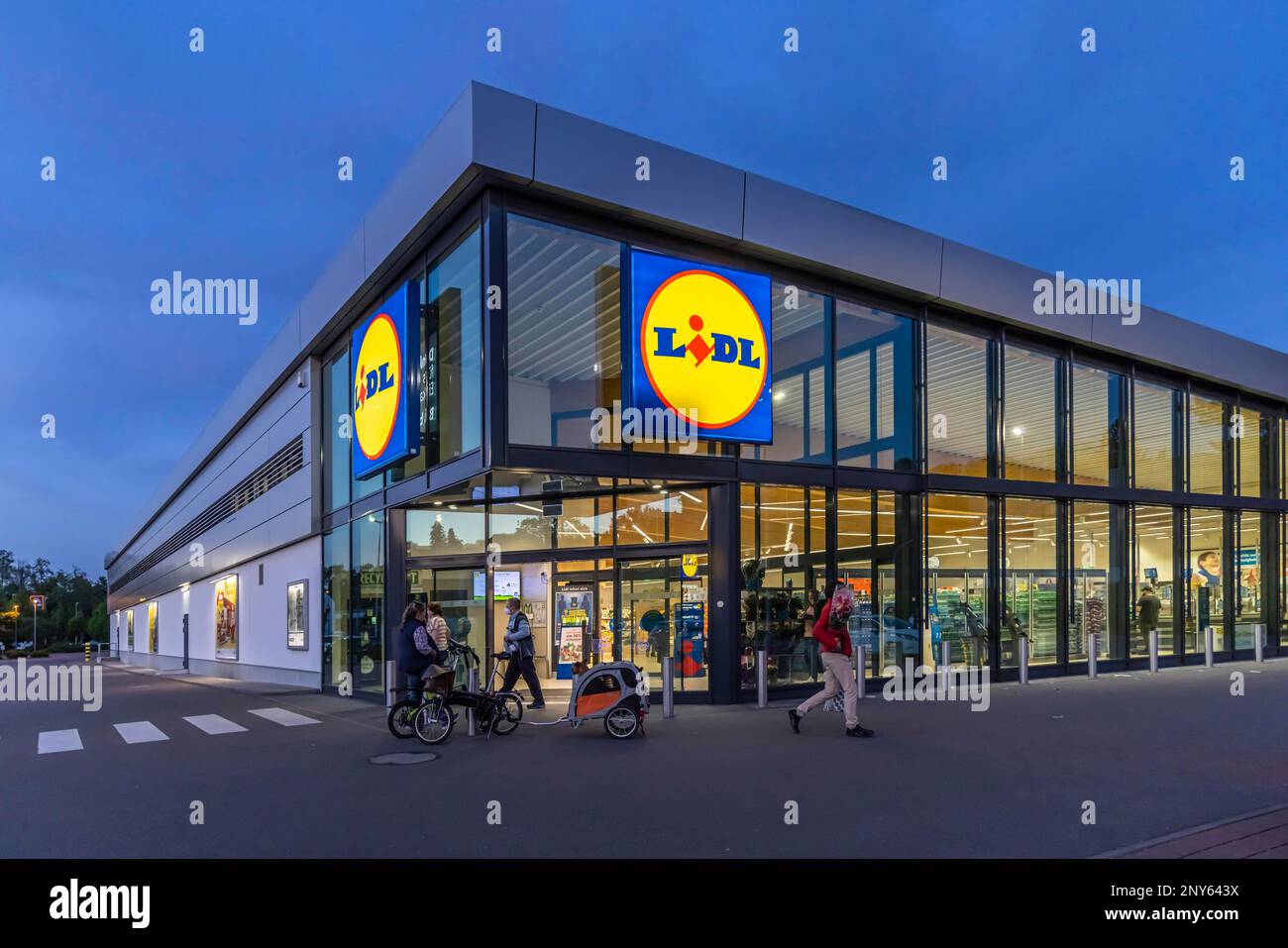 Lidl discount store, exterior view with logo, Besigheim, Baden