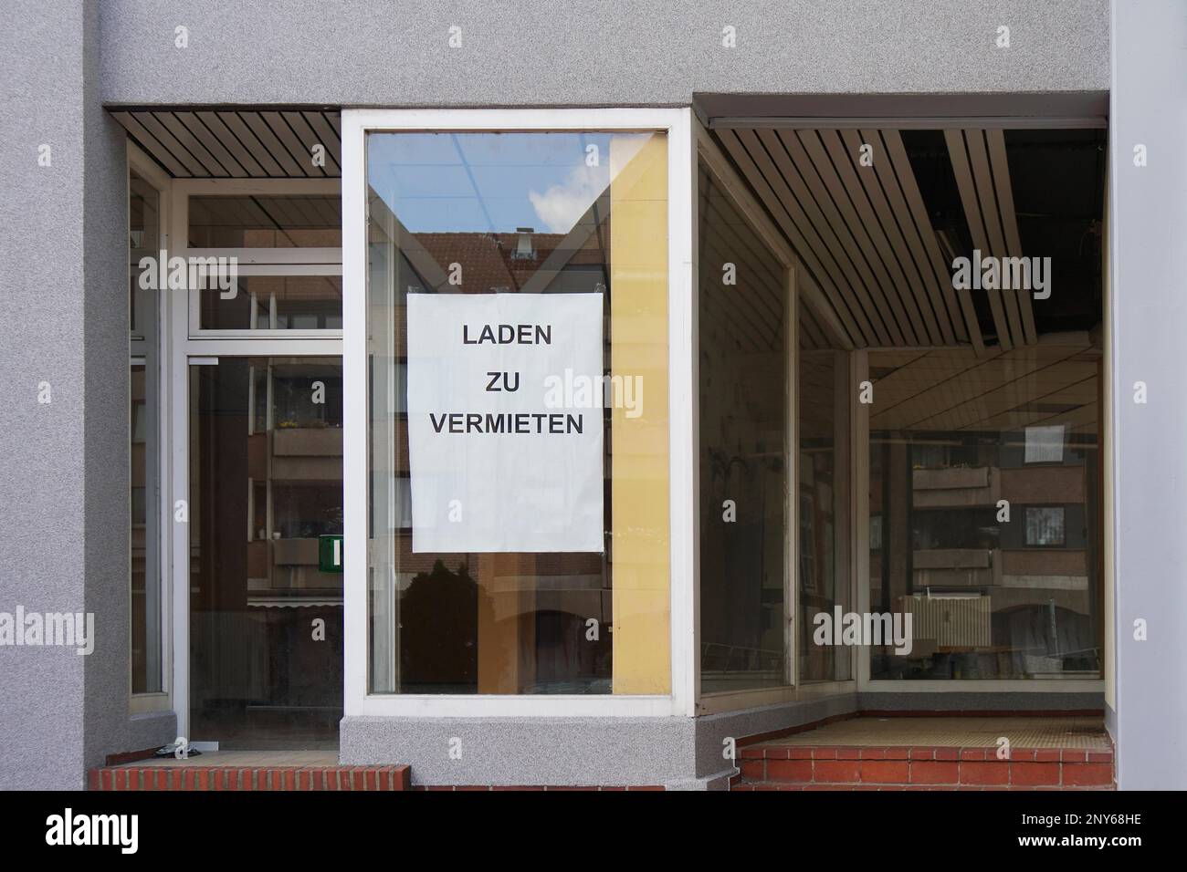 vacancy sign in shop window, German sign reads: store for rent Stock Photo