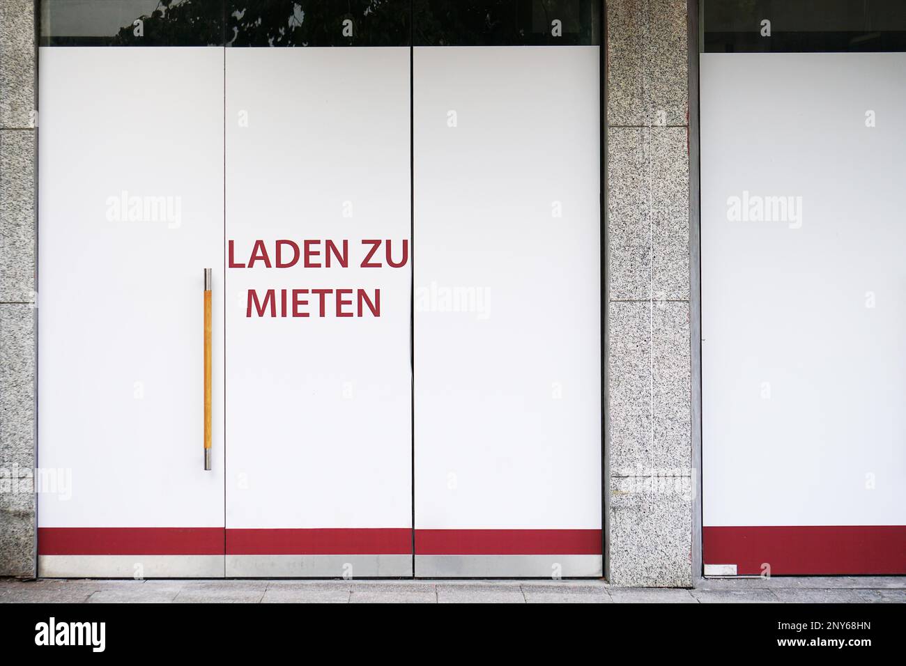 German vacancy sign on storefront - Laden zu mieten translates as store to let Stock Photo