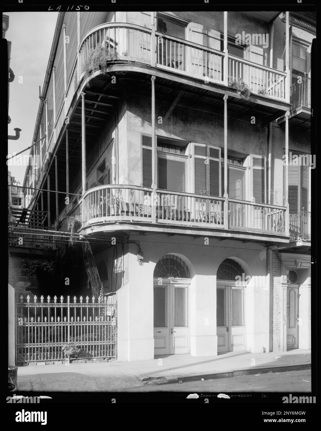 633 Toulouse St., New Orleans, Orleans Parish, Louisiana. Carnegie Survey of the Architecture of the South. United States, Louisiana, Orleans Parish, New Orleans,  Balconies,  Buildings,  Doors & doorways,  Fanlights,  Fences. Stock Photo