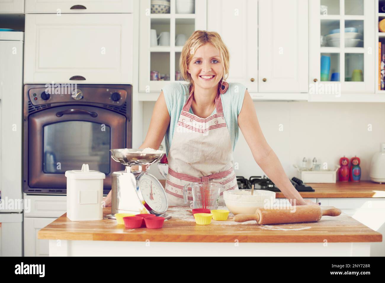 Young 30s woman in apron hi-res stock photography and images - Alamy