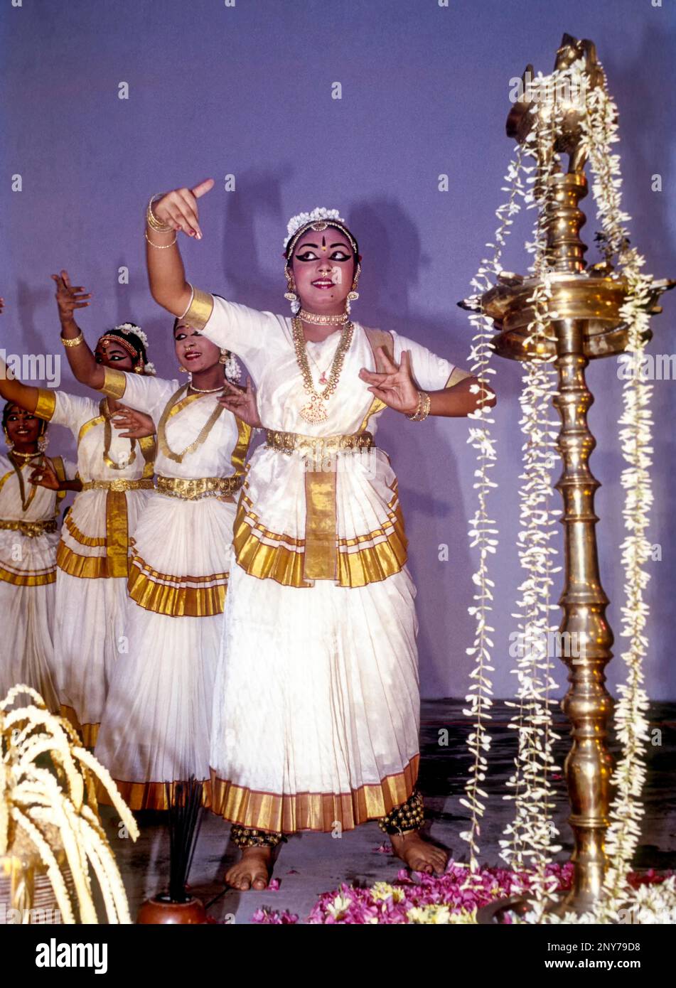 mohiniyattam-mohiniattam-a-classical-dance-form-from-kerala-believed