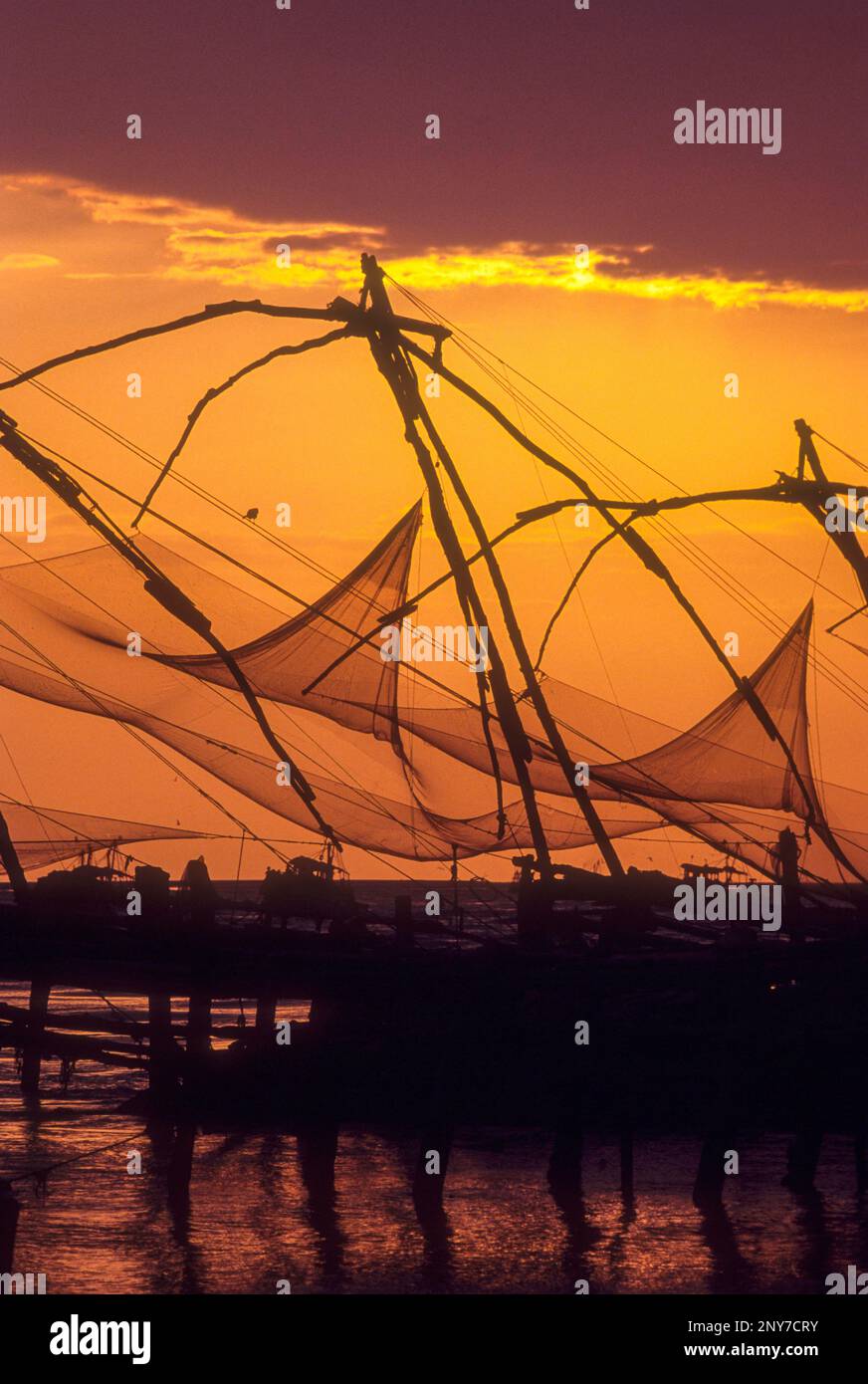 Sunset Chinese Fishing Nets, Kochi Cochin, Kerala, South India, India,  Asia. These Old Contraptions were introduced by the ancient chinese  travellers Stock Photo - Alamy