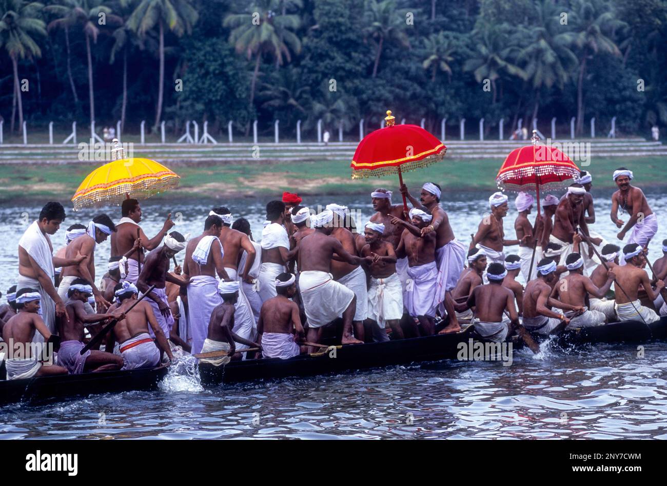 Vanji Vanchi pattu Vanchippattu singers, Aranmula Vallamkali festival, Snake Boat Race on Pampa River during Onam festival in Aranmula, Kerala, South Stock Photo