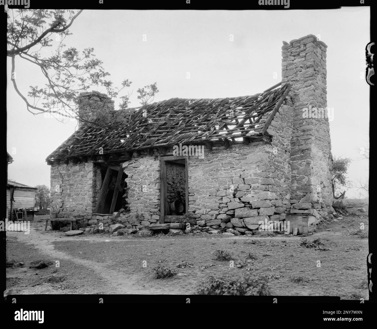 Ruined Slave Quarters, Berryville vic., Clarke County, Virginia. Carnegie Survey of the Architecture of the South. United States  Virginia  Clarke County  Berryville vic, Stone buildings, Ruins, Slave quarters. Stock Photo