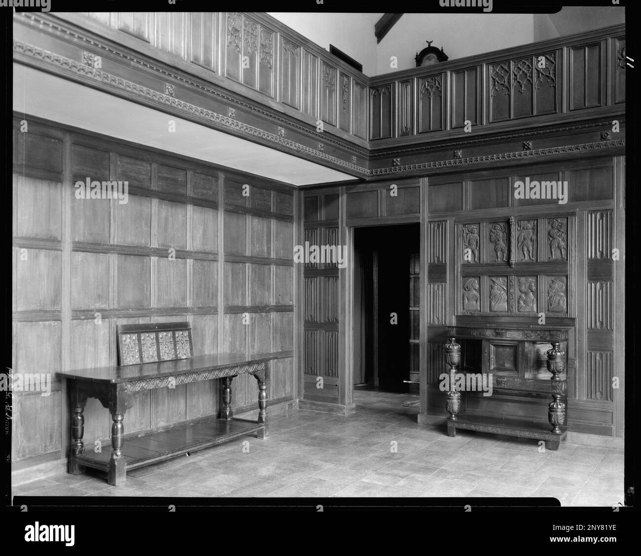 Agecroft Hall, Richmond, Henrico County, Virginia. Carnegie Survey of the Architecture of the South. United States  Virginia  Henrico County  Richmond, Doors & doorways, Paneling, Woodwork, Tables. Stock Photo