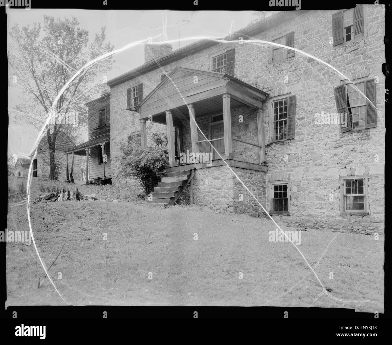 Stone House and Quarters, Berryville vic., Clarke County, Virginia. Carnegie Survey of the Architecture of the South. United States  Virginia  Clarke County  Berryville vic, Porches, Stone buildings, Houses. Stock Photo