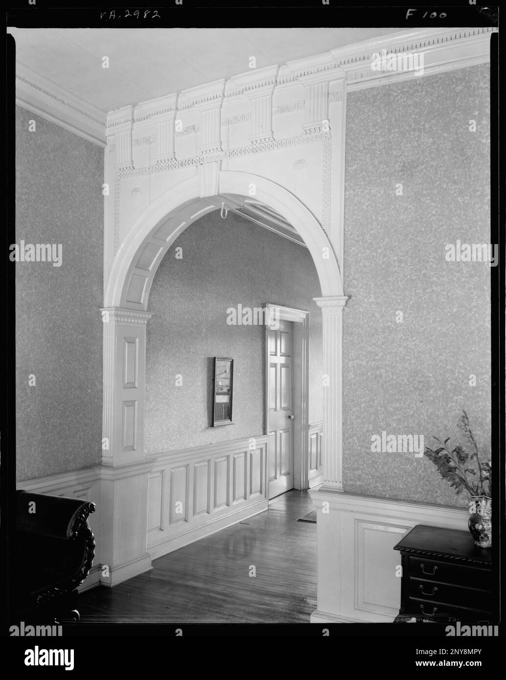Dr. Charles Mortimer's house, Fredericksburg, Virginia. Carnegie Survey of the Architecture of the South. United States  Virginia  Fredericksburg, Arches, Paneling, Moldings, Interiors. Stock Photo