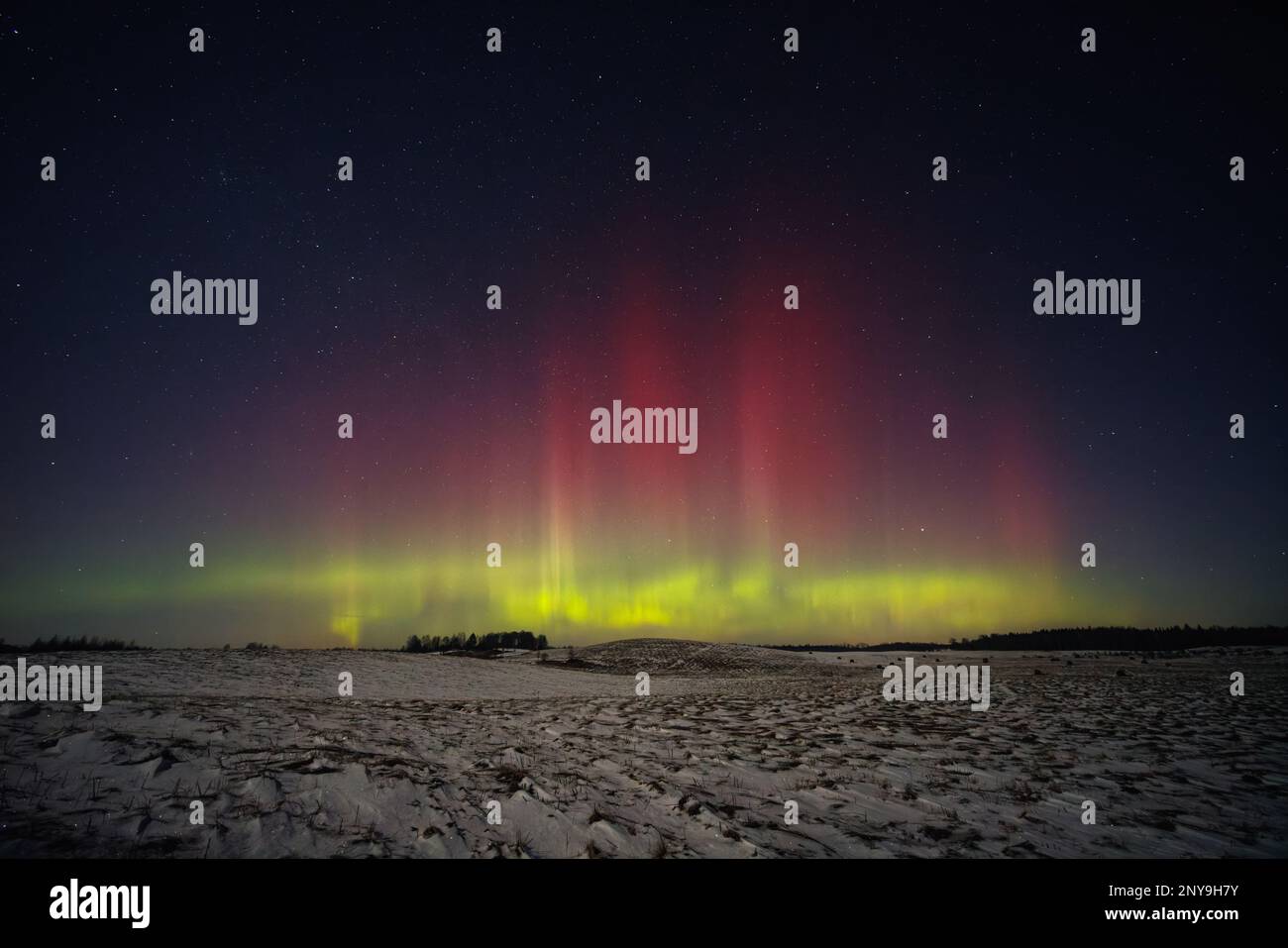 Northern lights - Aurora borealis dancing in the night sky Stock Photo ...