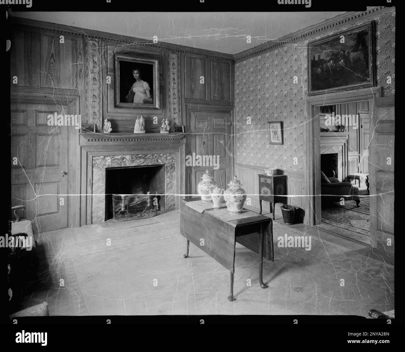 Elkington, Eastville vic., Northampton County, Virginia. Carnegie Survey of the Architecture of the South. United States  Virginia  Northampton County  Eastville vic, Fireplaces, Moldings, Wallpapers, Interiors. Stock Photo