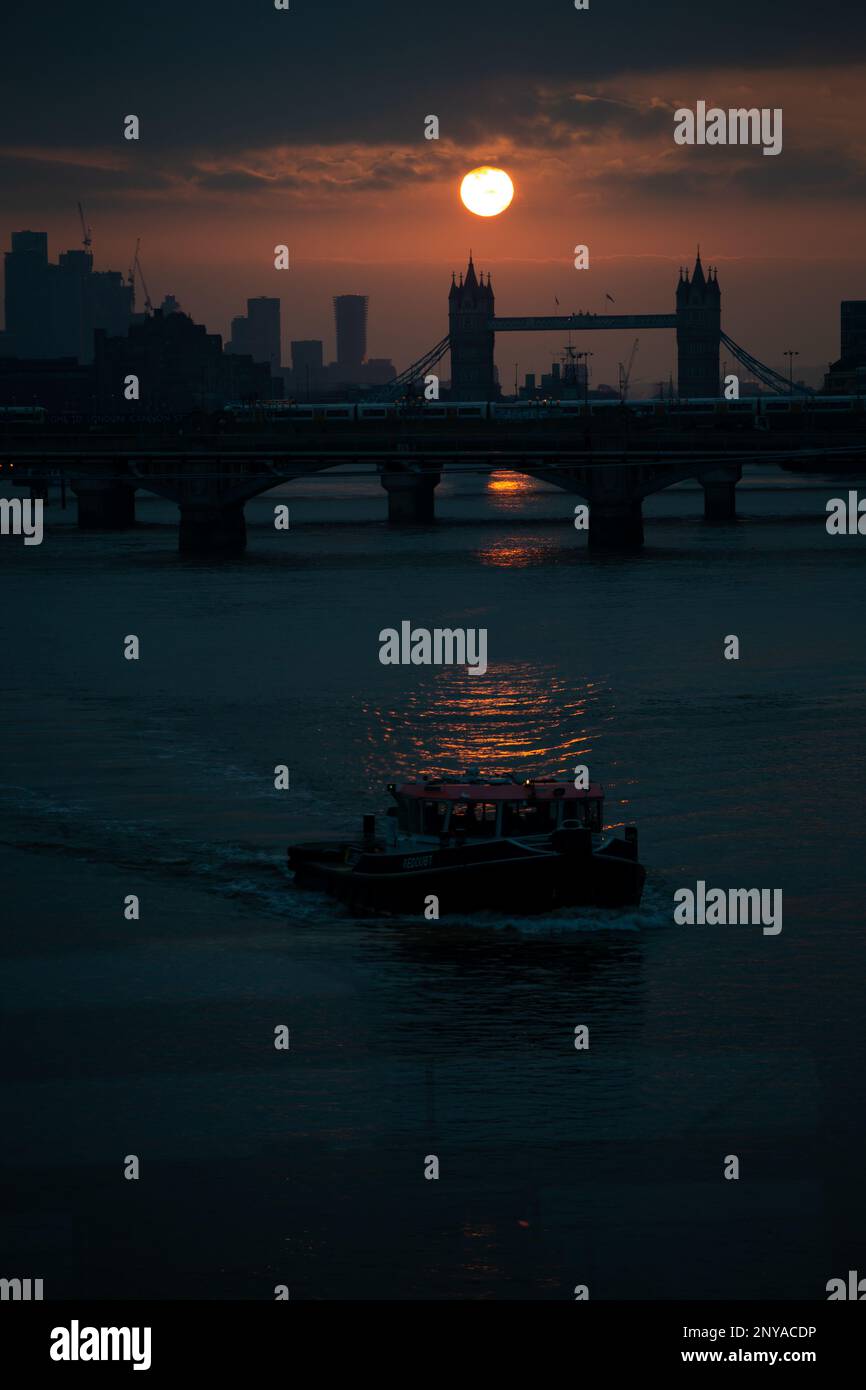 LONDON, UK. MARCH 2ND: Sunrise in London Blackfriers. Daily Life. Federico Guerra Maranesi Credit: Federico Guerra Morán/Alamy Live News Stock Photo