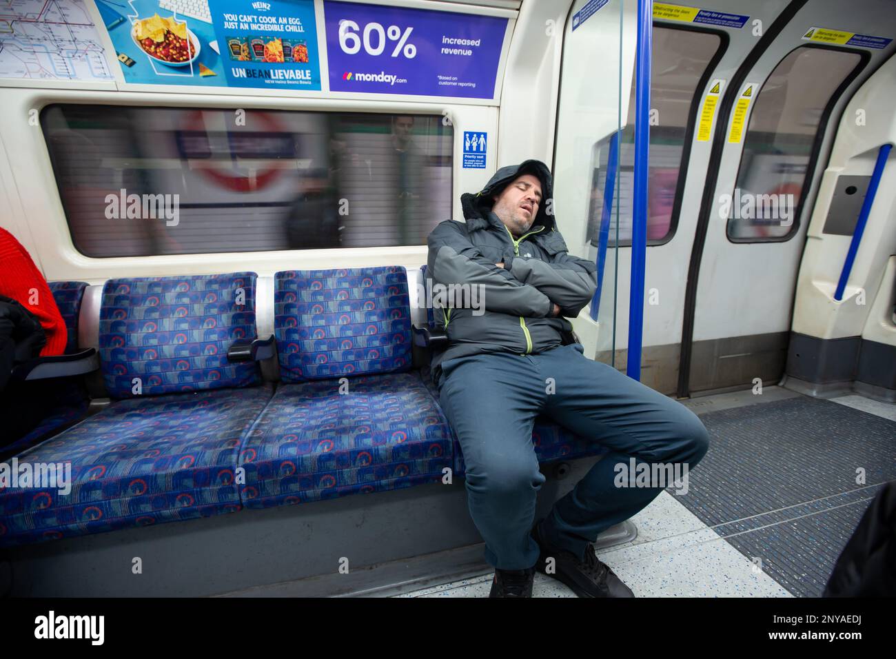 LONDON, UK. MARCH 2ND: A man sleeps in London Underground. Daily Life. Federico Guerra Maranesi Credit: Federico Guerra Morán/Alamy Live News Stock Photo