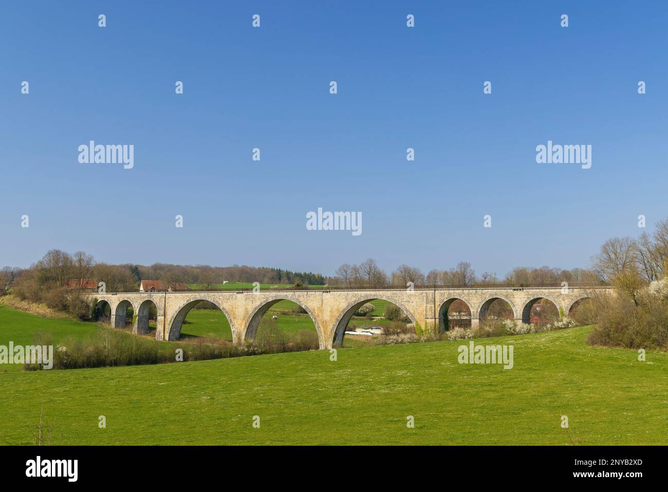 Green arched bridge hi-res stock photography and images - Alamy