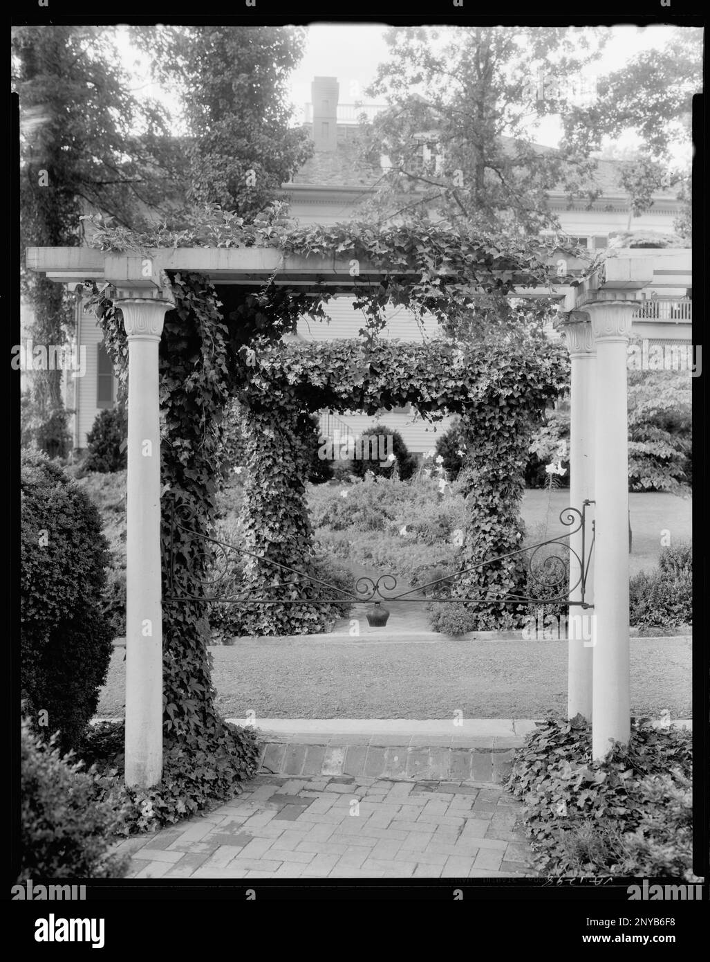 Rose Hill, Greenwood, Albemarle County, Virginia. Carnegie Survey of the Architecture of the South. United States  Virginia  Albemarle County  Greenwood, Arbors , Bowers, Gardens. Stock Photo