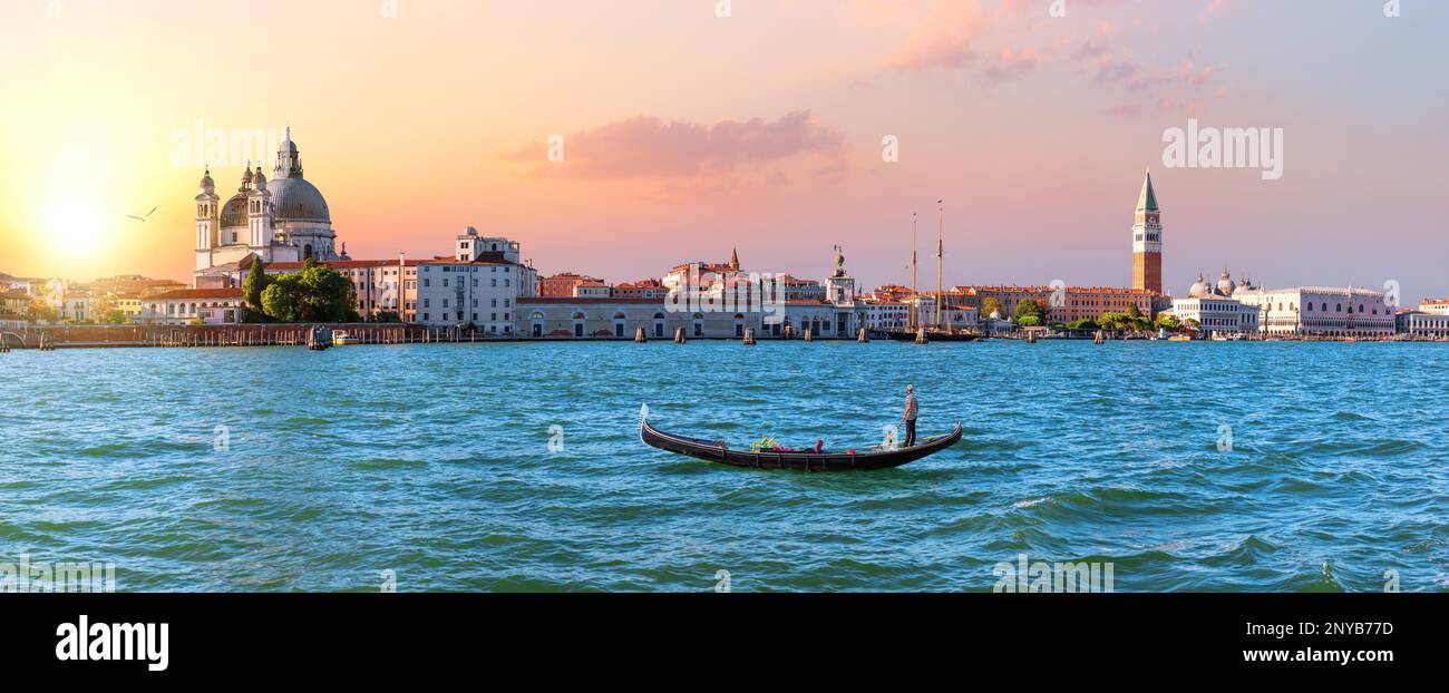 Venice panoramic gondola hi-res stock photography and images - Alamy