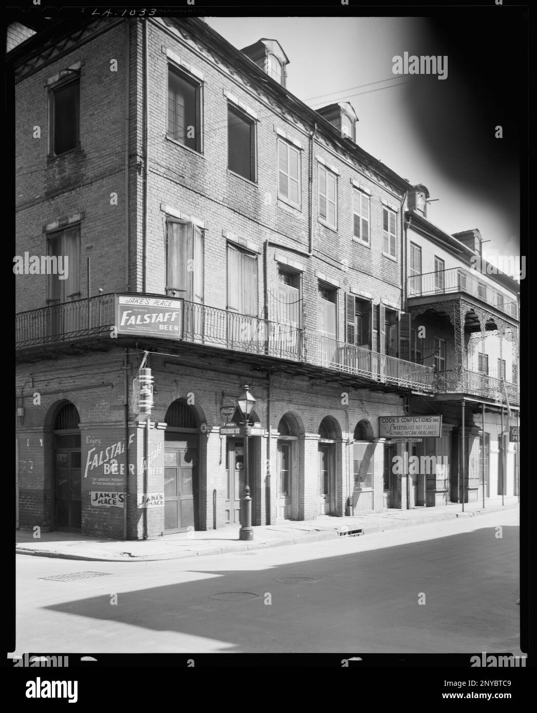 Gally House, 536 Chartres St., New Orleans, Orleans Parish, Louisiana. Carnegie Survey of the Architecture of the South. United States, Louisiana, Orleans Parish, New Orleans,  Advertisements,  Bars,  Balconies,  Brickwork,  Buildings,  Lampposts. Stock Photo