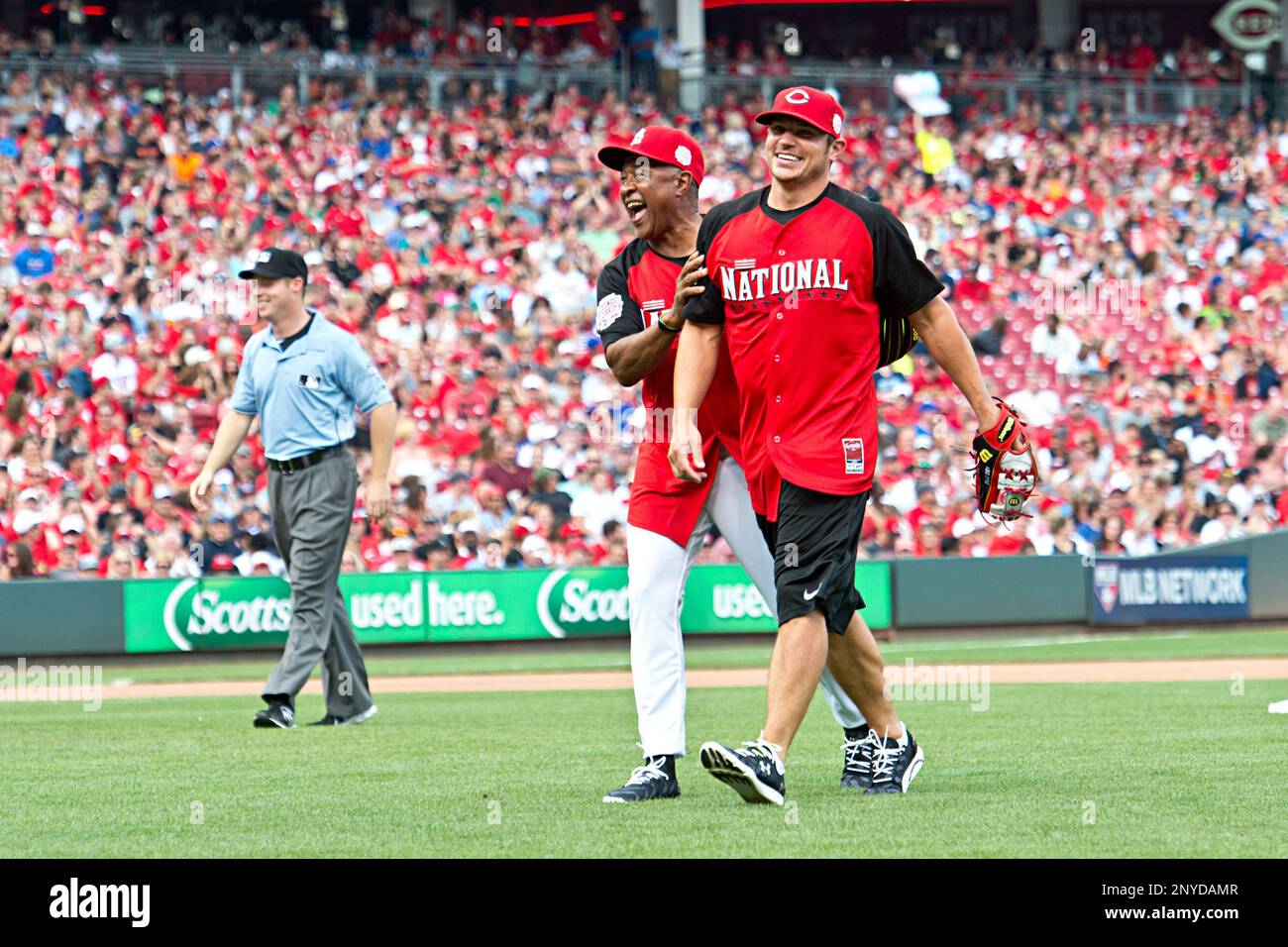 Former MLB player Ozzie Smith and singer Nick Lachey play in the MLB
