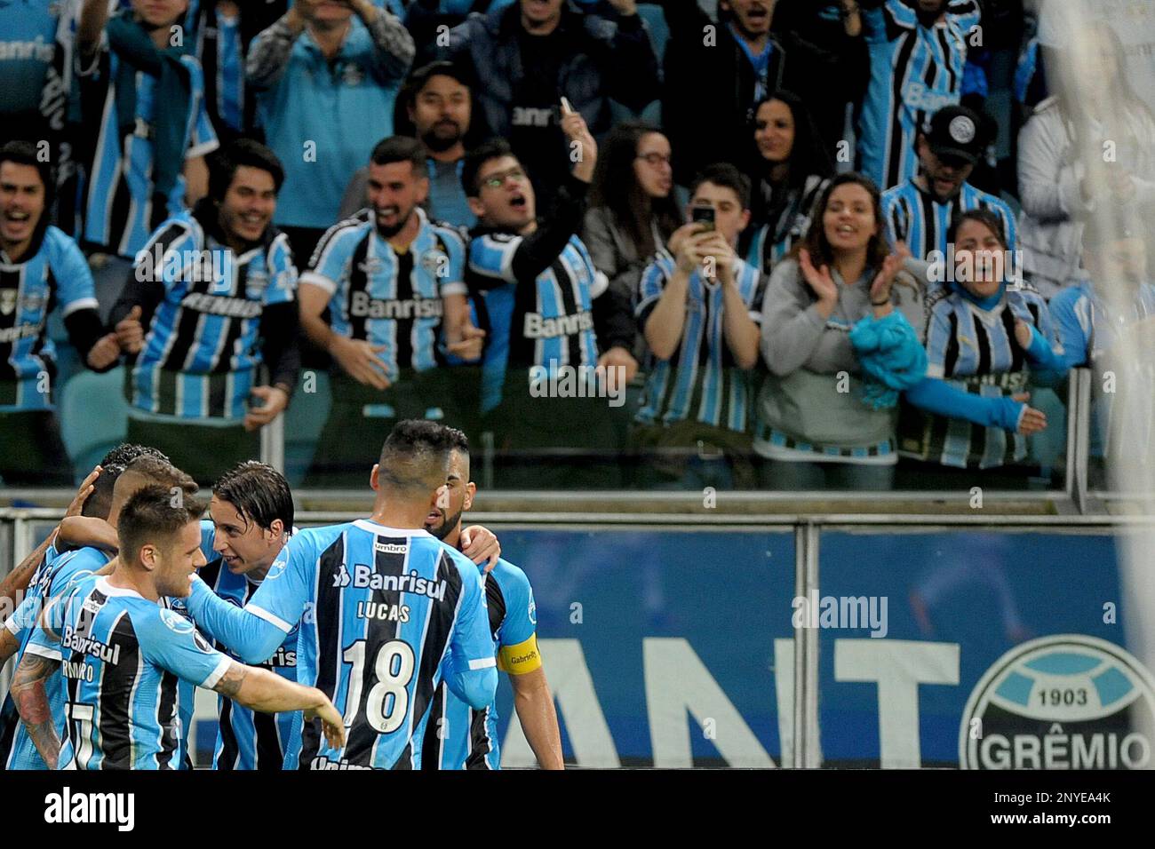 RS - Porto Alegre - 09/08/2017 - LIBERTADORES 2017, Gremio x Godoy Cruz -  Gremio players celebrate Pedro