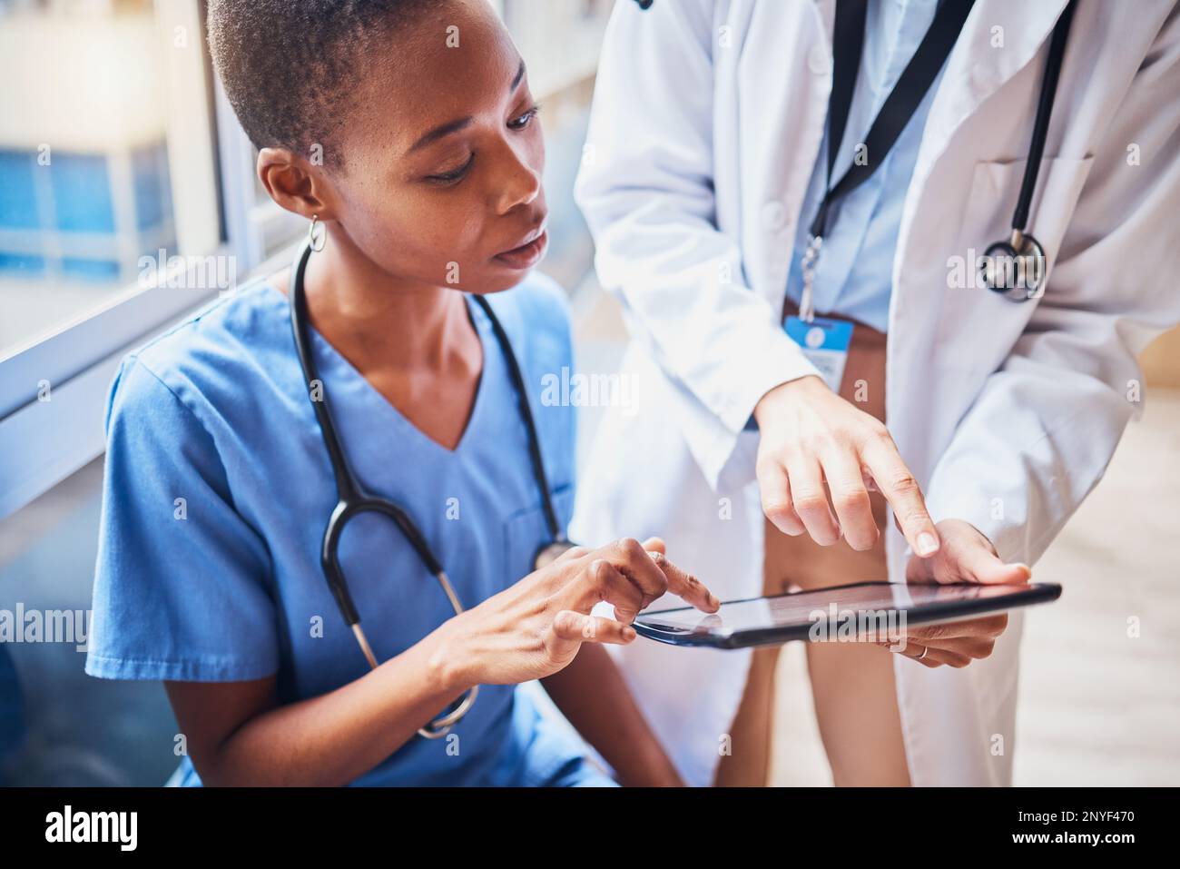 Tablet black woman doctors hi-res stock photography and images - Alamy