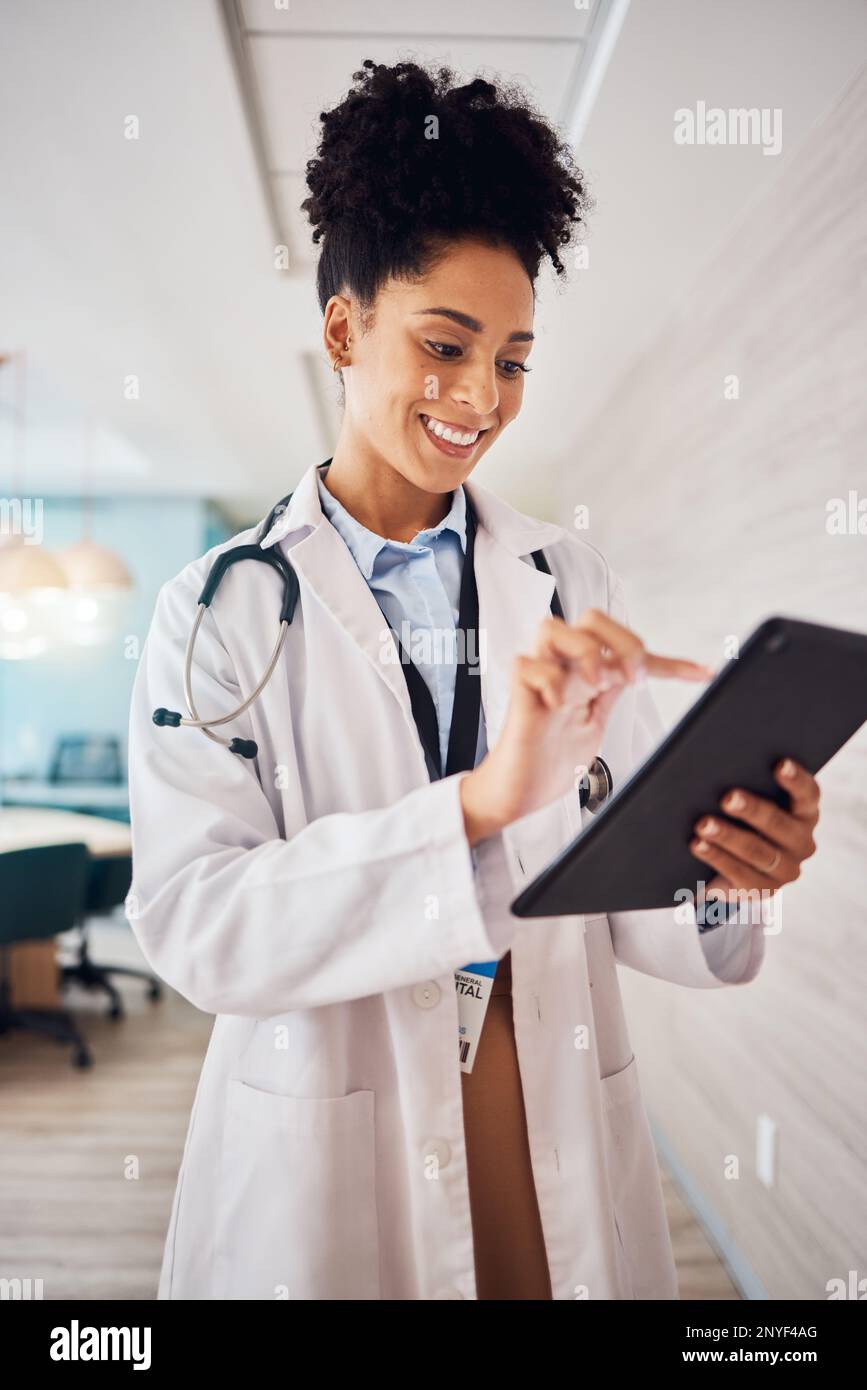 Black woman doctor scroll hi-res stock photography and images - Alamy