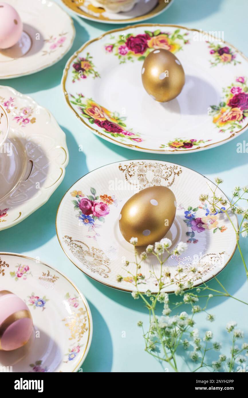 Vintage dishes hi-res stock photography and images - Alamy