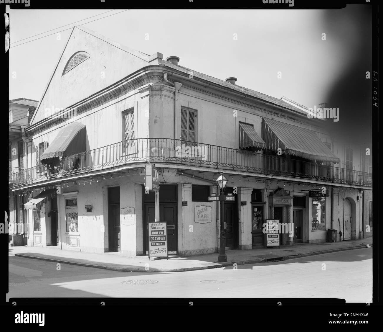 Joseph Reynes Town House, 601 Chartres St., New Orleans, Orleans Parish, Louisiana. Carnegie Survey of the Architecture of the South. United States, Louisiana, Orleans Parish, New Orleans,  Awnings,  Cafes,  Lampposts. Stock Photo