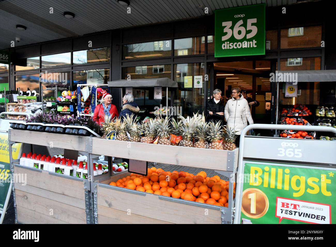 Copenhagen/Denmark/02 March 2023/365 disocunat grocery store and