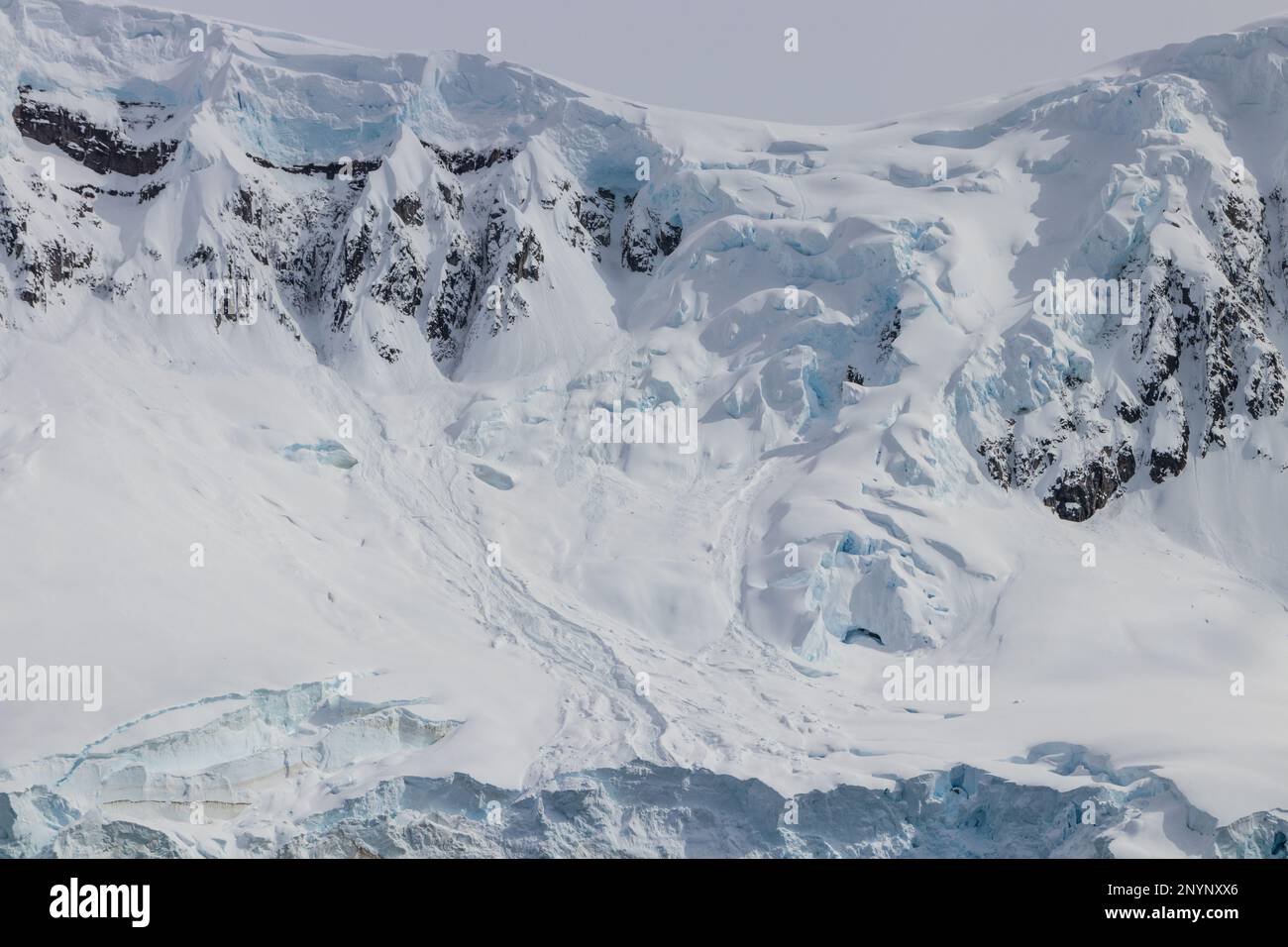 Snow Ridge Example Snow covered mountain ridge hi-res stock photography and images - Alamy